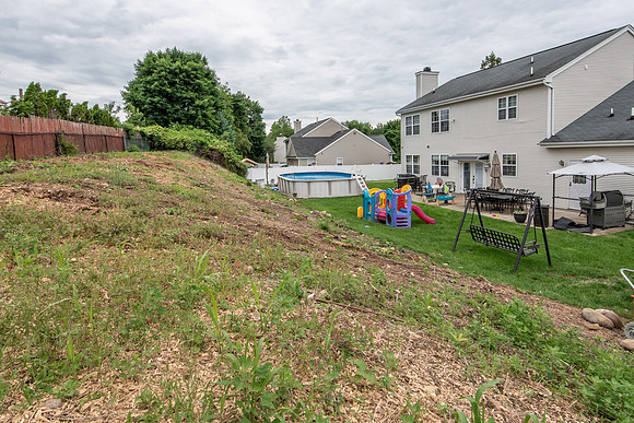 58AthertonCtBefore (11)